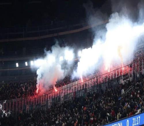 客隊球迷在諾坎普投擲裝尿的瓶子，每體：巴薩正在采取措施