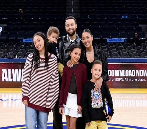 庫里全家福：37歲全明星首發(fā)，5960萬年薪NBA第一，4個(gè)娃都像他