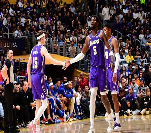 被恩比德各種打爆！湖人先發中鋒突然間在防守端失去了自信心