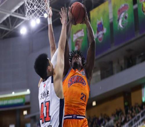 央視直播！CBA半決賽打響，山東VS上海勝負難料，盧偉衛冕遇阻