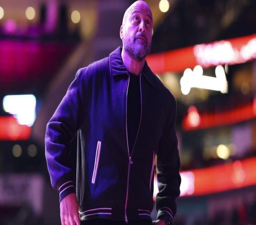 亞當斯賽季報銷，火箭不簽新中鋒斯通給出解釋：前場籃板仍第1