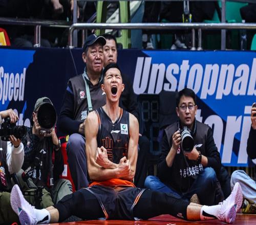 四川隊惹怒籃協，杜鋒指望受傷外援，陳林堅19分立功，盧偉夸兩人