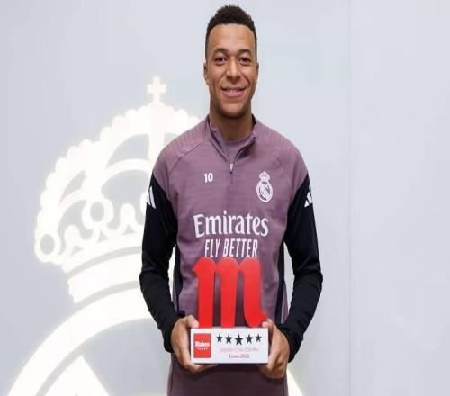 榮耀時刻，姆巴佩在訓練基地領取了皇馬1月最佳球員獎杯