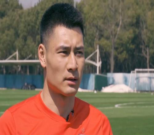 天選打工人，杜佳效力海港期間僅出場(chǎng)1次，隨隊(duì)奪得4座冠軍