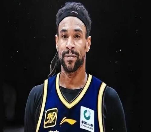 離譜！戴著耳機刷手機，廣東強援躺平，杜鋒拿他沒辦法，快裁掉吧