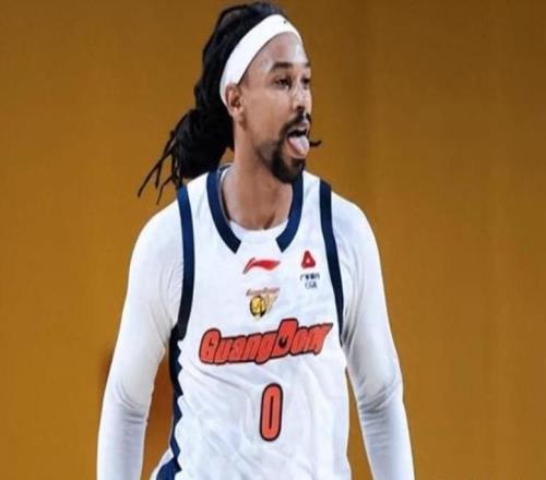 CBA最荒唐一幕！廣東慘敗夜薩林杰卻笑了：場邊玩手機直接擺爛了