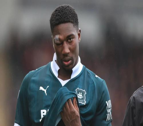 慎入，普利茅斯球員佩普爾比賽中眼睛被撞得腫到睜不開