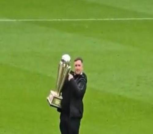 飛鏢冠軍、曼聯(lián)球迷利特勒現(xiàn)場嘲諷熱刺球迷，離場時被辱罵