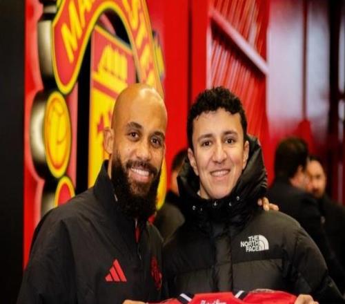 紅牛F1車隊車手哈賈爾現(xiàn)場觀看曼聯(lián)vs熱刺，并獲贈姆伯莫球衣