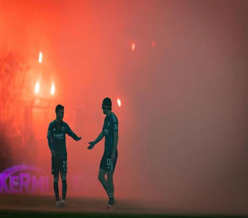 慶祝俱樂(lè)部成立60周年，柏林聯(lián)合球迷在看臺(tái)大放焰火導(dǎo)致比賽暫停