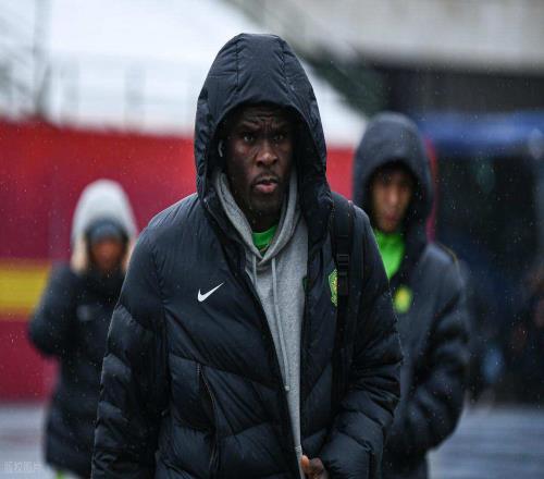 恩加德烏已正式官宣加盟重慶銅梁龍，未來(lái)將成防守核心，值得期待