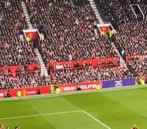 曼聯(lián)精妙角球戰(zhàn)術(shù)，馬奎爾佯攻吸引防守，梅努精準助攻姆伯莫