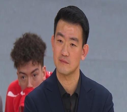 廣廈替補(bǔ)席爆發(fā)內(nèi)訌：卡爾頓情緒失控對(duì)噴王博多名隊(duì)友勸阻引關(guān)注