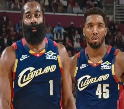 加盟就起作用，哈登關(guān)鍵三分逆轉(zhuǎn)對(duì)手，騎士終于迎來(lái)詹姆斯！