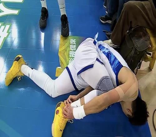 突發(fā)！孫銘徽杯賽突破過程90崴腳，表情痛苦，期待無礙吧！