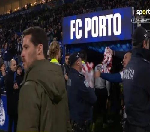 葡體熱身完畢回更衣室時，波爾圖球迷把馬競球衣扔向尤爾曼德試圖干擾