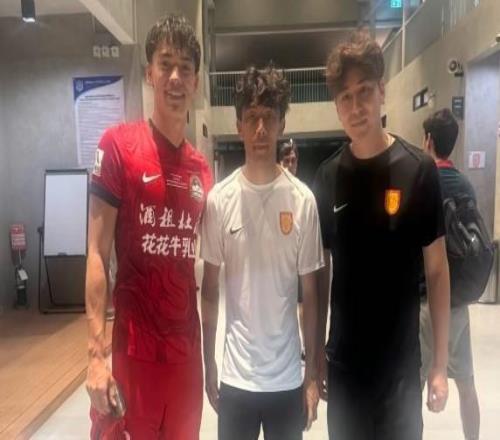 周緣德曬與晉鵬翔、和曉強合照，三人曾幫助大連英博沖超