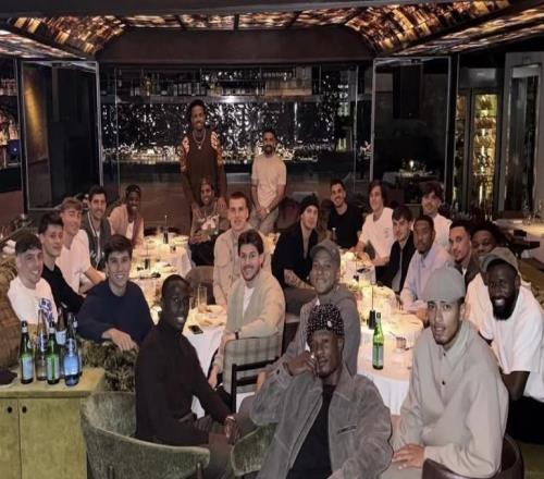 沒(méi)帶教練，皇馬一線(xiàn)隊(duì)所有球員舉行了一次團(tuán)隊(duì)晚宴