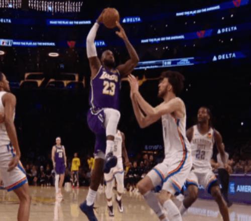 雷霆7人上雙戰(zhàn)勝湖人杰倫威23分老詹22+6+10