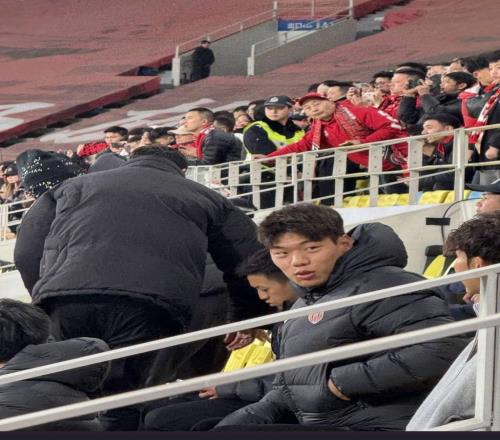 身穿蓉城羽絨服，賀一然現場觀戰成都蓉城vs武里南聯