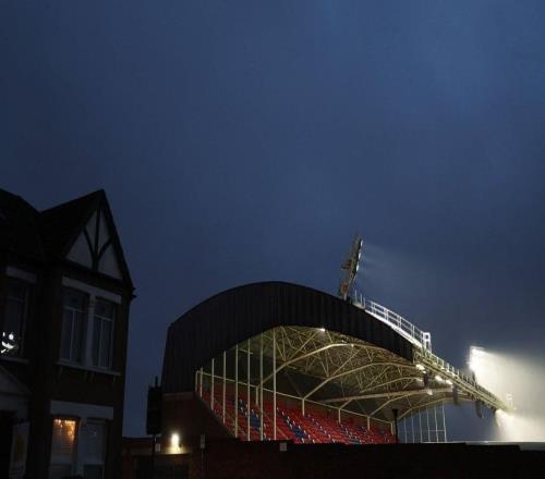 英超官方：因交通堵塞，水晶宮vs伯恩利的比賽推遲10分鐘開(kāi)球