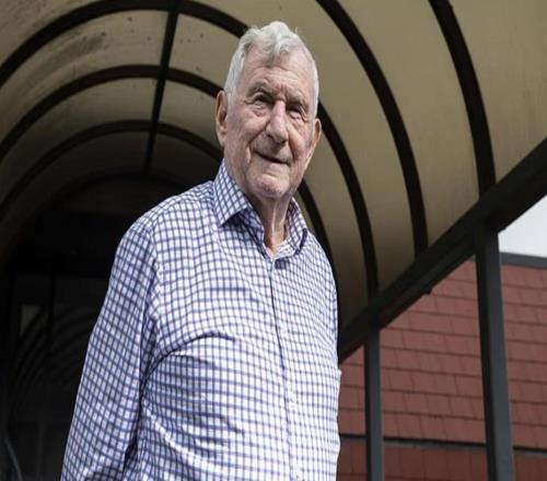 81歲的熱刺前主帥普拉特摔倒后住院兩周，現(xiàn)已出院回家