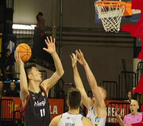 27分12板！2米21留洋中鋒大放異彩，能否挑起中國男籃內(nèi)線大梁