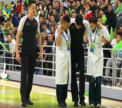 罕見！34號裁判跟腱拉傷被攙扶離場CBA杯季軍賽只剩兩位裁判