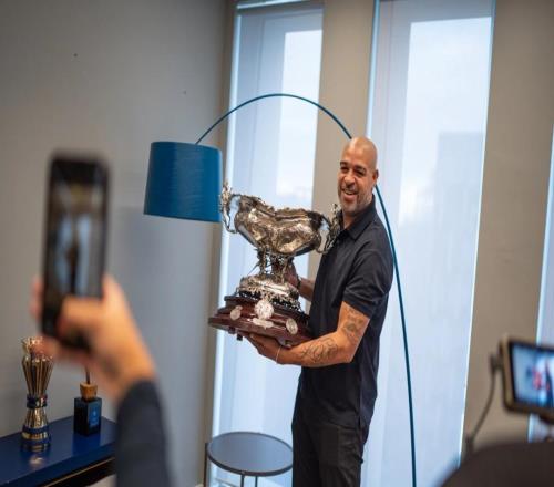 看，誰(shuí)回來(lái)了！