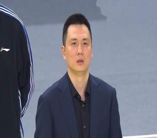 衛(wèi)冕杯賽冠軍，上海男籃20分大勝偰李永煒18+8山西男籃罰下6人