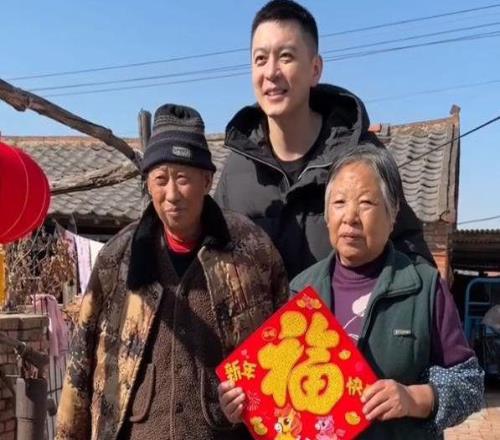 楊鳴正能量滿滿！忙里偷閑送溫暖，還將親眼見證俱樂部杯冠軍誕生