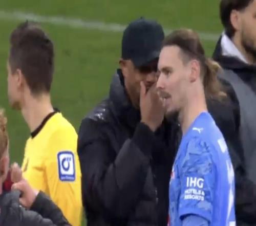 聊啥呢，孔帕尼賽后和萊比錫門將、同胞范德沃特竊竊私語