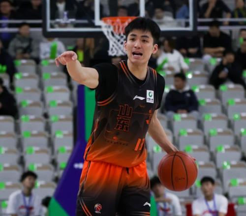 拿300萬，三分5中0+正負(fù)值最低！球迷：郭艾倫當(dāng)年憑啥給你打替補