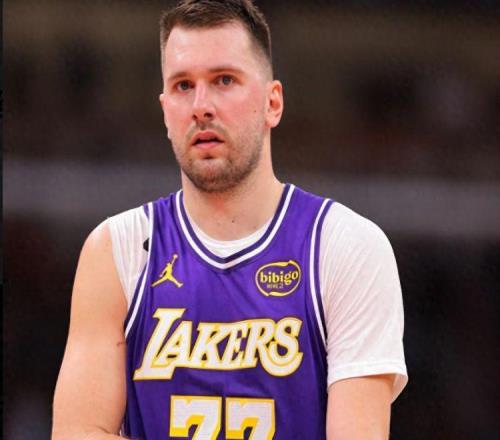 現(xiàn)役巨星首次全明星年齡：老詹20歲，庫里25歲，一人32歲才入選