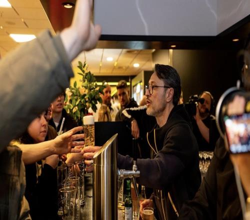 多特舉辦球迷招待會，科瓦奇親自給球迷接啤酒