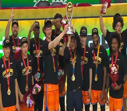 200萬獎金到手！上海隊蟬聯(lián)冠軍，洛夫頓MVP王哲林笑得很開心