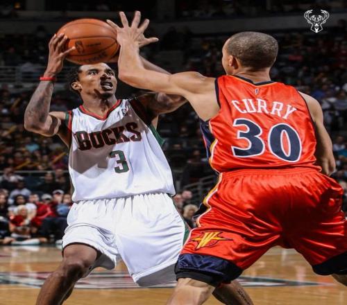 一年怒虧2個億，庫里和安德瑪的“孽緣”