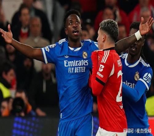 強(qiáng)硬回?fù)?！維尼修斯怒斥種族歧視者：懦弱又軟弱