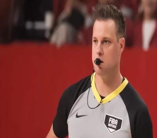 日本男籃主場(chǎng)太惡心了！黑哨滿(mǎn)天飛，賈磊怒斥，楊溢：無(wú)法無(wú)天