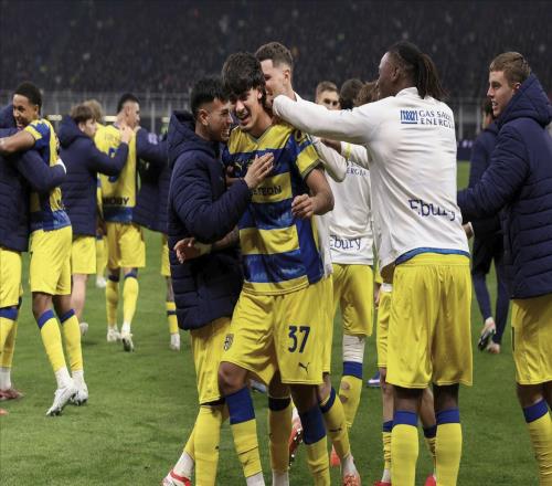 意甲：帕爾馬VS卡利亞里，中間低空飛行，有貓膩