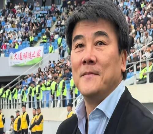 曾是國(guó)足隊(duì)長(zhǎng)，卻遺憾落選世界杯，兒子繼承他衣缽，中超表現(xiàn)亮眼