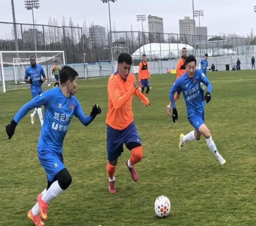 中超泰山隊(duì)結(jié)束冬訓(xùn)，熱身賽一勝兩負(fù)，仍需繼續(xù)調(diào)整狀態(tài)