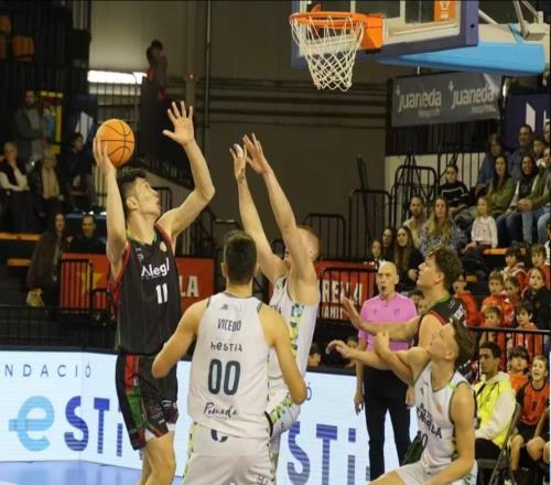 輾轉(zhuǎn)3萬里匯合，首戰(zhàn)卻成龍?zhí)状蚴￡?duì)郭士強(qiáng)該用余嘉豪對付一人