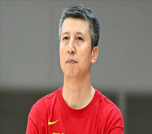 晚上十點，男籃官宣12人大名單！周琦擔任解說，最新裁判陣容曝光