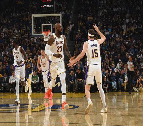 湖人大勝勇士獲3喜訊！老詹22+7+9成歷史首人東契奇生日夜破紀錄