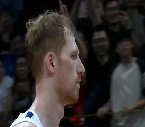 中國男籃險勝中國臺北！郭士強抱住陳盈駿與王晗，全員吶喊慶祝！