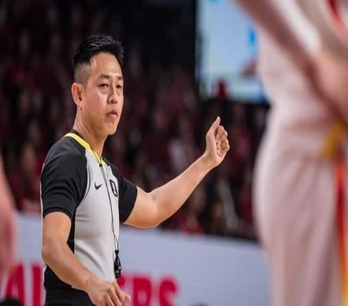 FIBA認錯，果斷換人，3裁判出爐，助裁曾執法CBA，中國男籃或受益