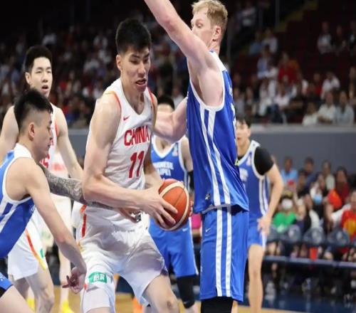 10093！中國男籃又大逆轉，央視解說員點名表揚4人，成贏球功臣