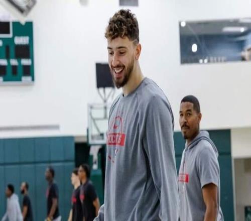 正負值18，申京+阿門數據刷子火箭15+7鋒線再缺1場他才是核心