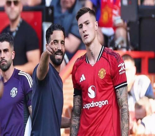 全體起立！替補席上無索帥不曼聯，謝什科詮釋卡里克用兵如神